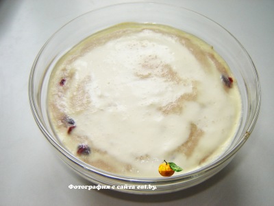 Манная запеканка с вишневым вареньем